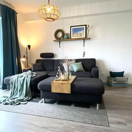 Beach54'damp Holiday home